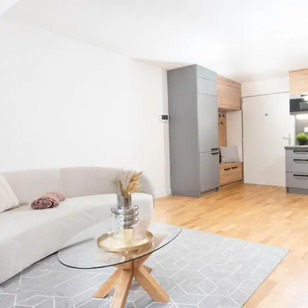 Center Location W Free Parking *