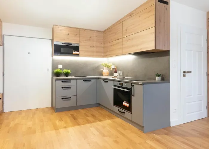 Center Location W Free Parking Apartment