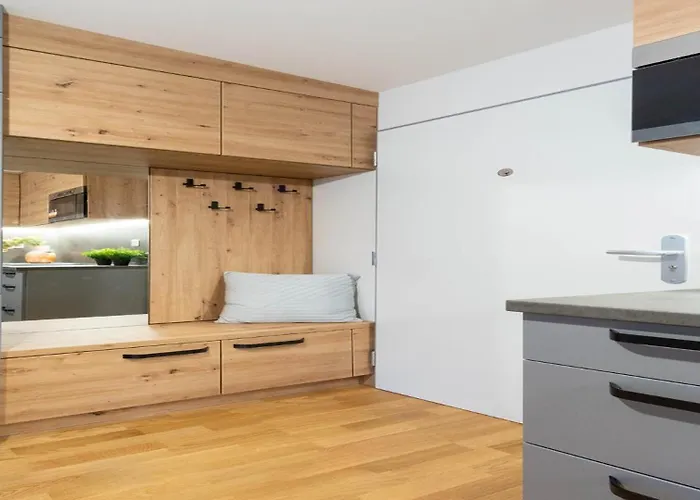 Center Location W Free Parking *